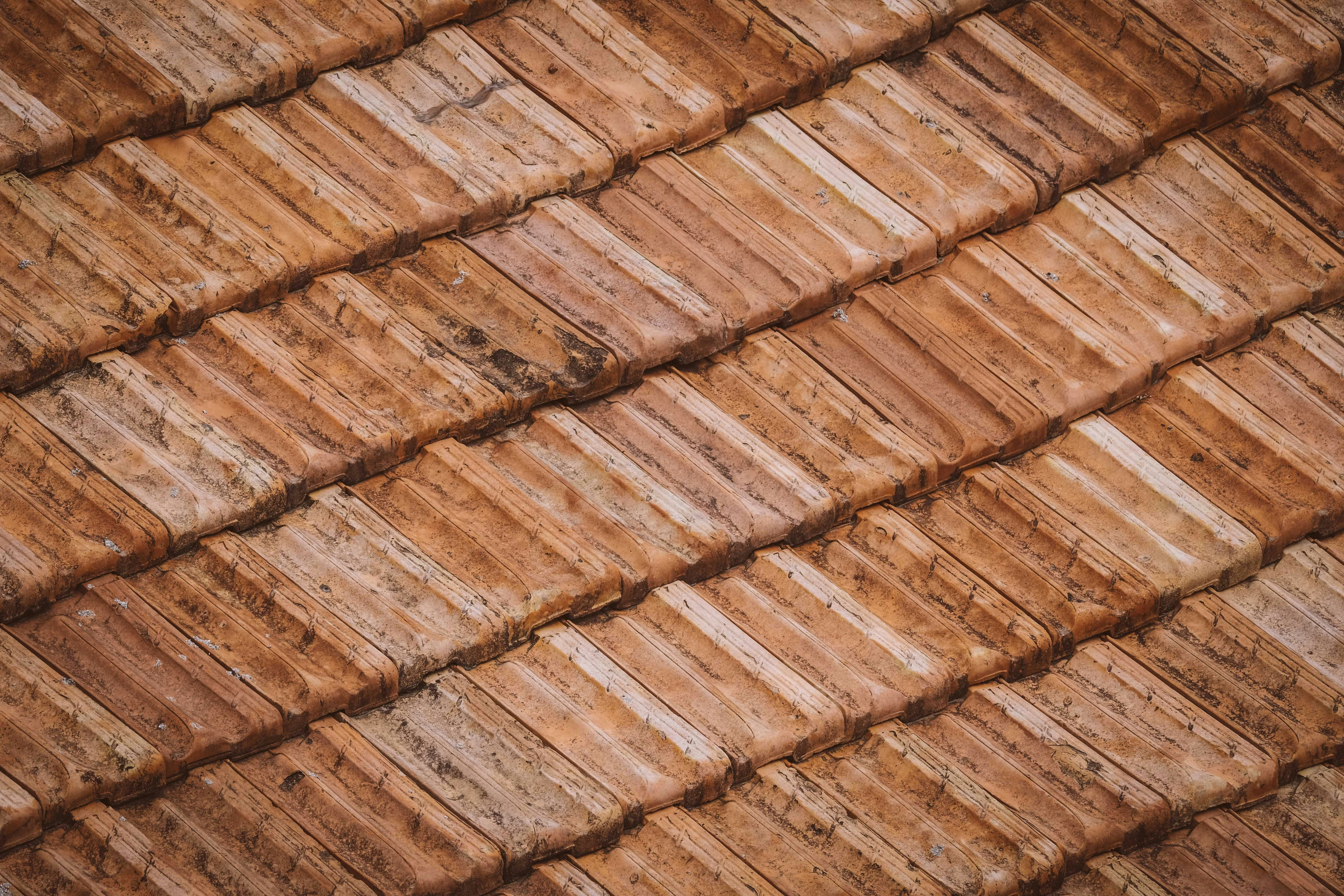 Comment entretenir sa toiture en tuiles : le guide complet
